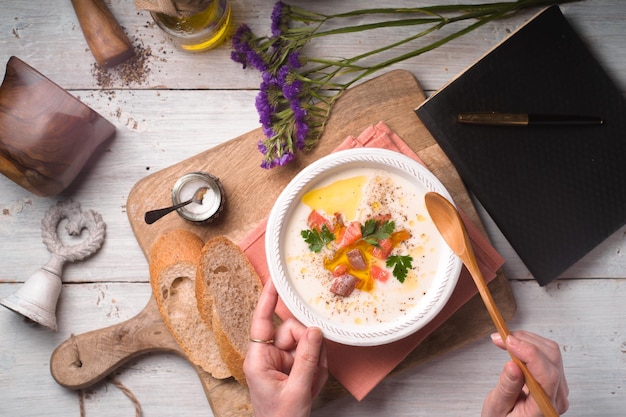 Miska gorącej zupy na drewnianym stole